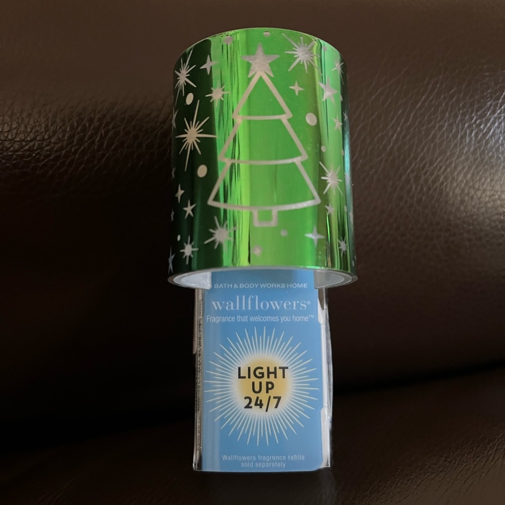 NWT Bath & Body Works Christmas Tree Wallflowers Light Up 24/7 Fragrance Plug